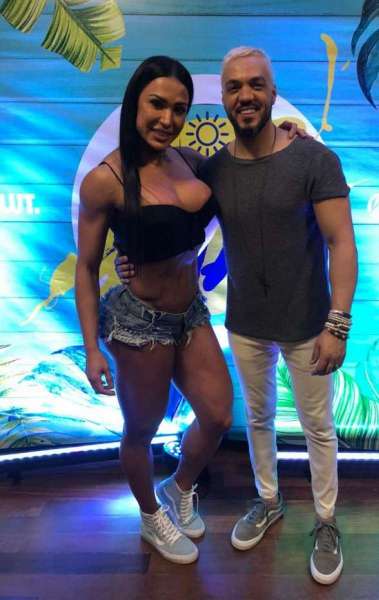 O cantor Belo com a mulher, Gracyanne Barbosa