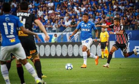 São Paulo vence Cruzeiro e segue na cola do Flamengo no Brasileirão
