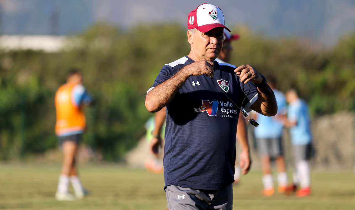 Marcelo Oliveira comanda o treino do Flu no CT da Barra 
da Tijuca - LUCAS MERÇON / FLUMINENSE F.C.