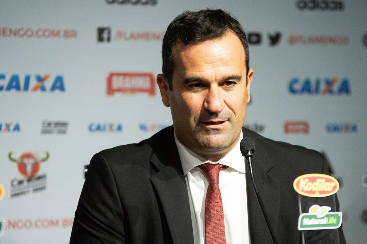 Rio,30/07/2018 - Apresenta&ccedil;&atilde;o Vitinho no Flamengo - Vitinho e o vice presidente de futebol do Flamengo, Ricardo Lomba, durante a apresenta&ccedil;&atilde;o do jogador Vitinho no CT Ninho do Urubu, Vargem Grande, zona oeste do Rio de Janeiro.Foto: Armando Paiva/ Ag&ecirc;ncia O Dia  Ataque, Flamengo, Apresenta&ccedil;&atilde;o, Vitinho