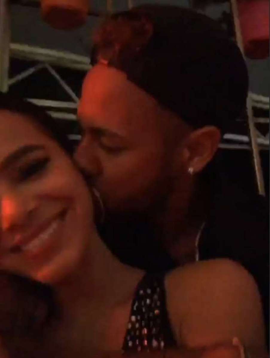 Bruna Marquezine posa com Neymar e amigos em sua festa de aniversário