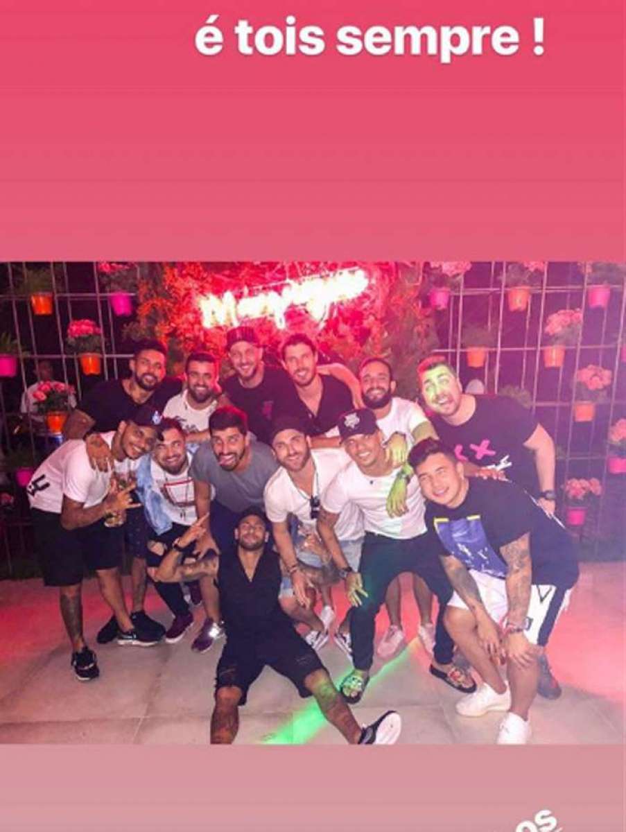 Bruna Marquezine posa com Neymar e amigos em sua festa de aniversário