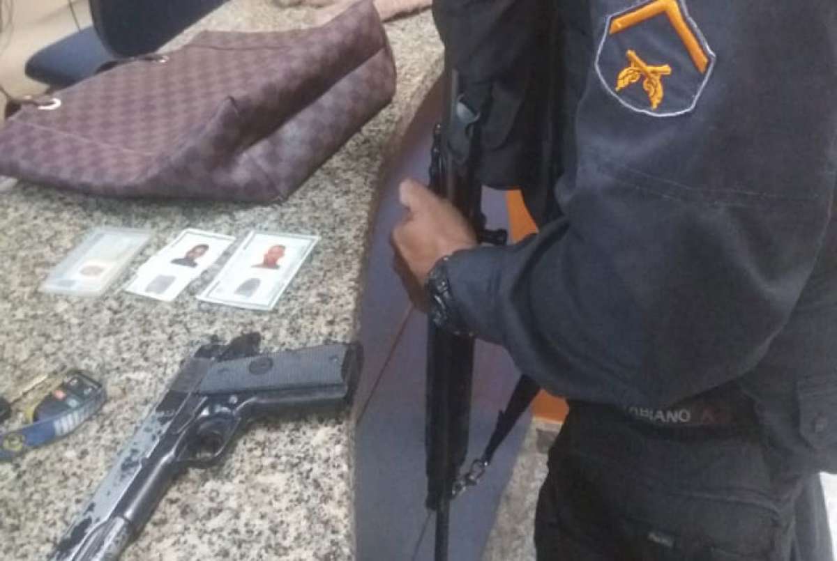 Arma apreendida e pertences recuperados pela PM