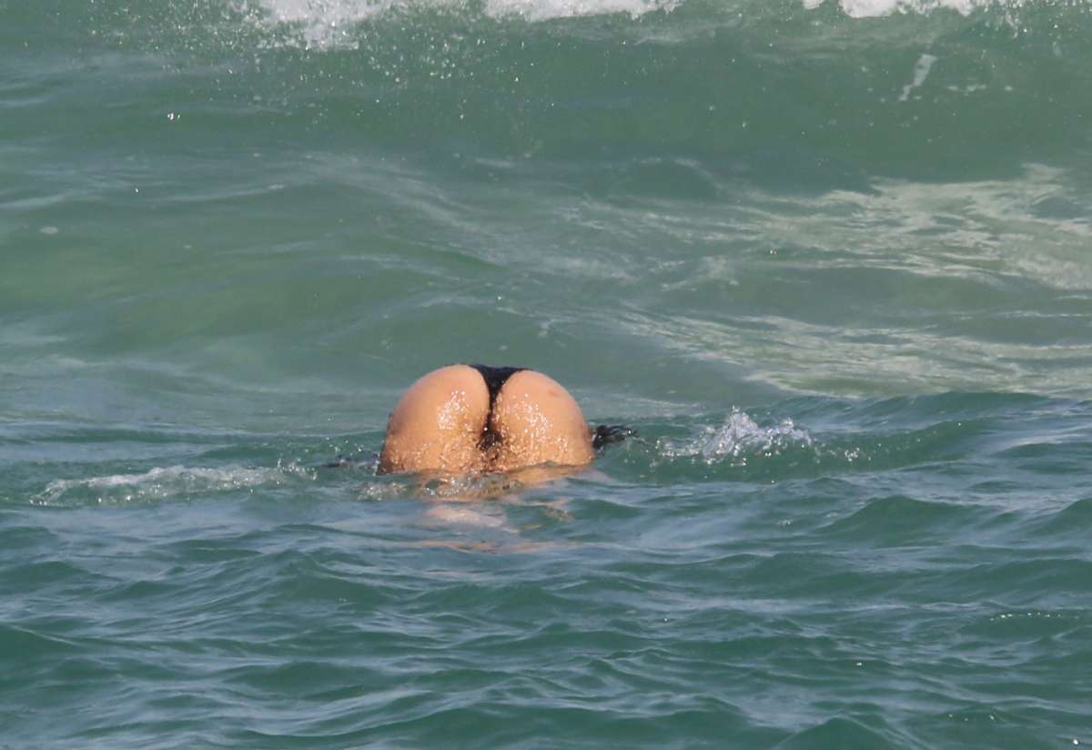 Giovanna Lancellotti curte domingo de folga na praia