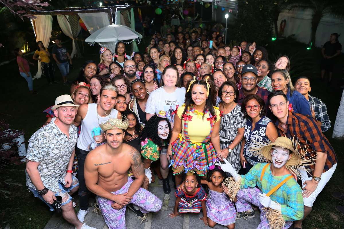 Viviane Araújo se diverte em festa junina no Rio