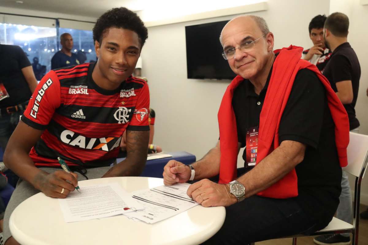 Bandeira de Mello ao lado do reforço Vitinho - Gilvan de Souza / Flamengo