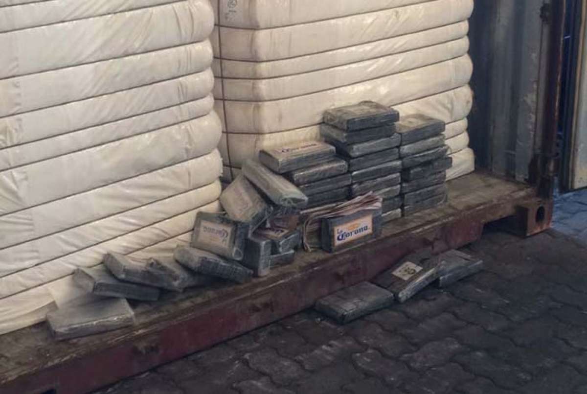 Operação conjunta da Receita Federal e Polícia Federal apreende 43 kg de pasta base de cocaína no Porto do Rio