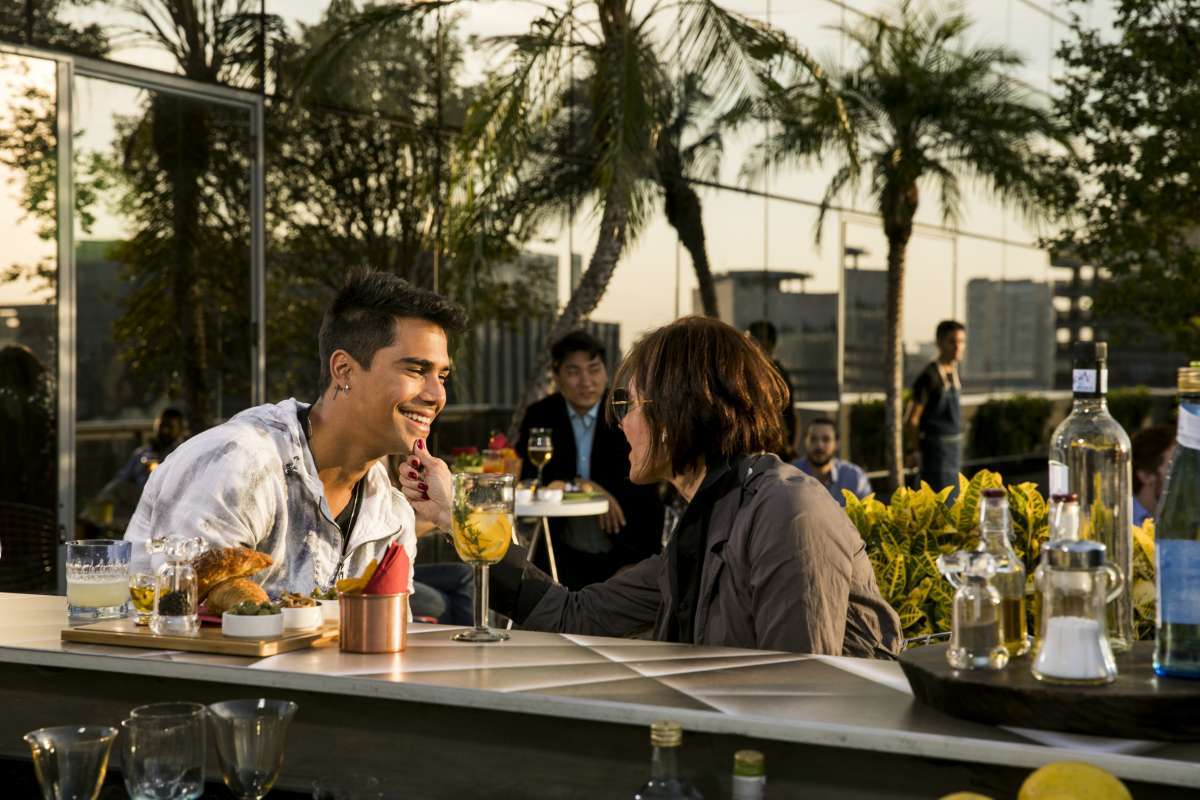 Laércio (Micael Borges) e Carmen (Christiane Torloni)