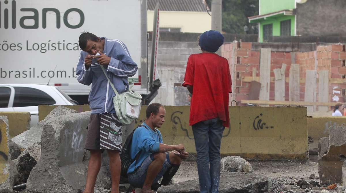 7-31-8--20- O Prefeito Marcelo Crivella anuncia o reinicio as obras paradas na Avenida Brasi, que ter&aacute; um aditivo de 300 milh&otilde;es de reais. Foto de Ma&iacute;ra Coelho / Ag&ecirc;ncia O Dia.  Cidade, Reinaugura, Obras, Avenida, Brasil, Prefeitura, Odebrecht, Abandono, Crack, Usu&aacute;rios, Droga