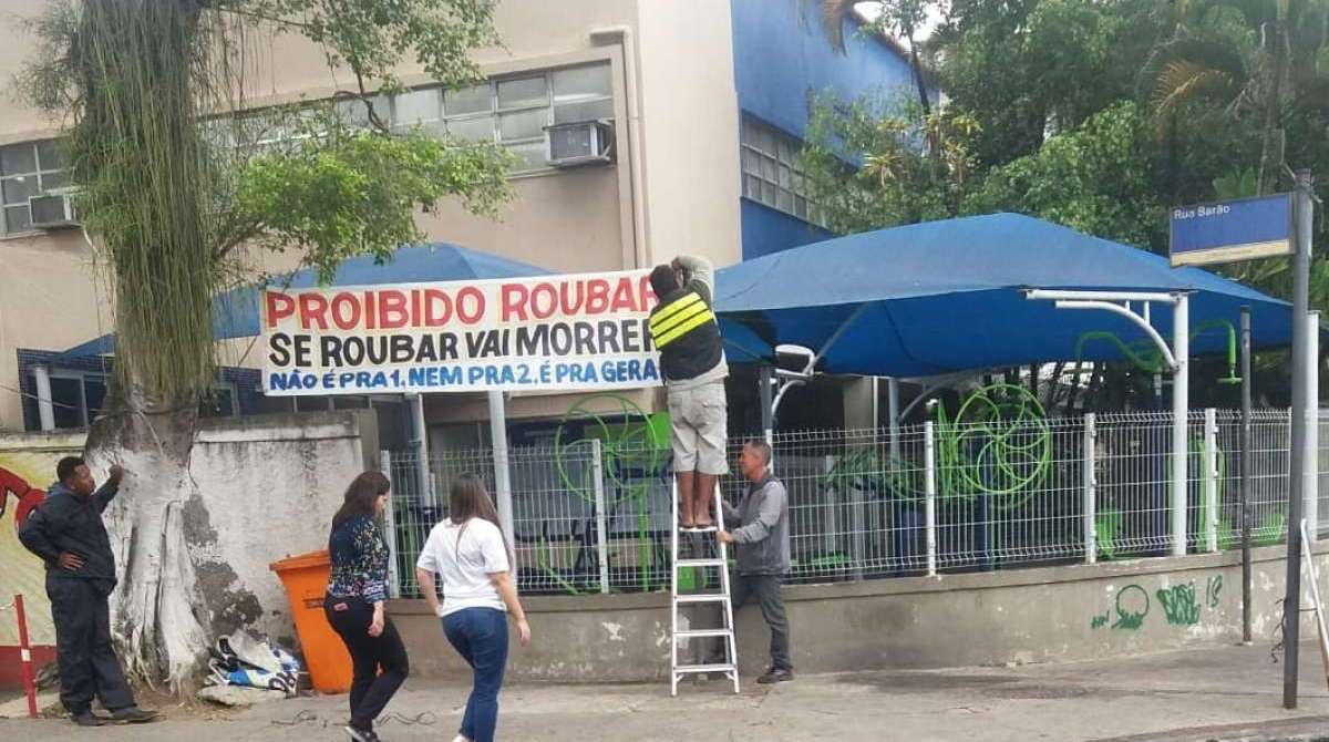 Militares retiram faixa na Pra&ccedil;a Seca, na Zona Oeste 