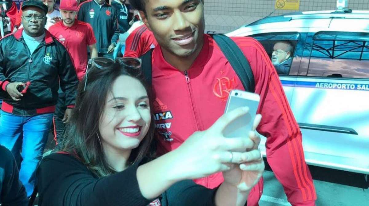 Vitinho foi recebido com festa em Porto Alegre - Gilvan de Souza / Flamengo