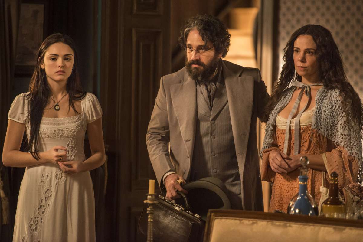 Anna (Isabelle Drummond), Peter (Caco Ciocler) e Amália (Vanessa Gerbelli) em 'Novo Mundo'