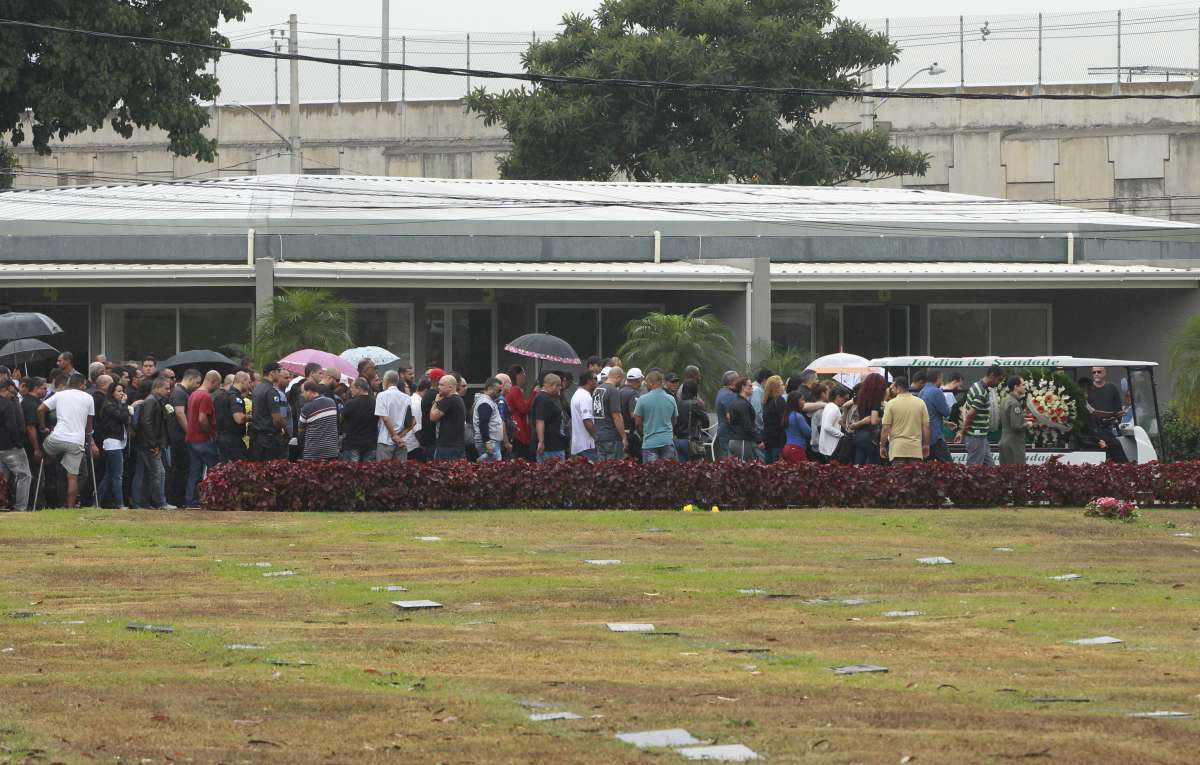 Capit&atilde;o da Pol&iacute;cia Militar, Diogo Lins Canito, de 34 anos, foi enterrado na manh&atilde; desta ter&ccedil;a-feira (31), no Cemit&eacute;rio Jardim da Saudade, em Sulacap, Zona Oeste do Rio.                                       