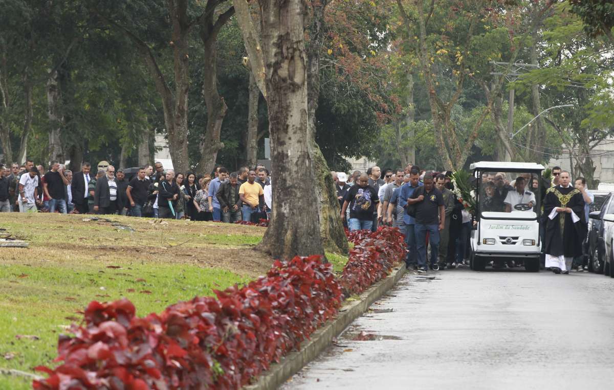 Capit&atilde;o da Pol&iacute;cia Militar, Diogo Lins Canito, de 34 anos, foi enterrado na manh&atilde; desta ter&ccedil;a-feira (31), no Cemit&eacute;rio Jardim da Saudade, em Sulacap, Zona Oeste do Rio.                                       