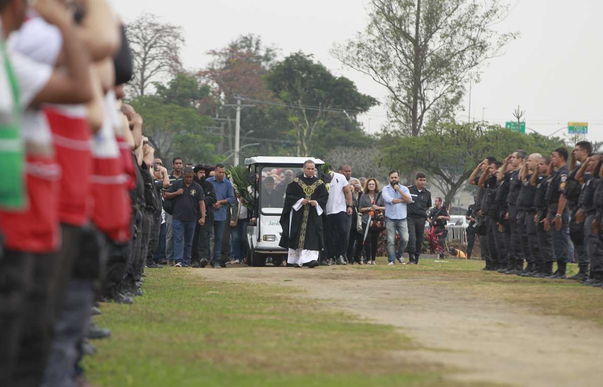 Capit&atilde;o da Pol&iacute;cia Militar, Diogo Lins Canito, de 34 anos, foi enterrado na manh&atilde; desta ter&ccedil;a-feira (31), no Cemit&eacute;rio Jardim da Saudade, em Sulacap, Zona Oeste do Rio.                                       