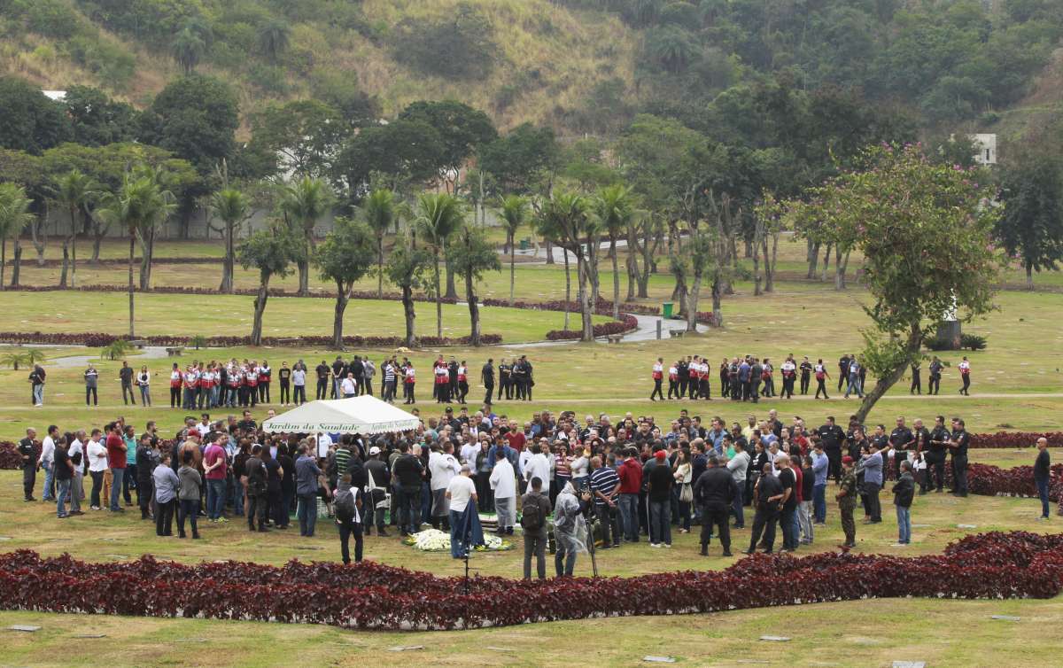 Capit&atilde;o da Pol&iacute;cia Militar, Diogo Lins Canito, de 34 anos, foi enterrado na manh&atilde; desta ter&ccedil;a-feira (31), no Cemit&eacute;rio Jardim da Saudade, em Sulacap, Zona Oeste do Rio.                                       
