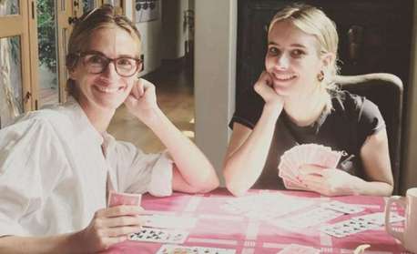 Emma Roberts diz que filmes clássicos da tia, Julia Roberts, trazem sensação de aconchego
