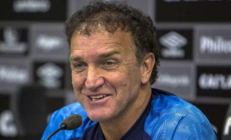 Cuca tem missão de blindar elenco do Santos em meio a problemas administrativos