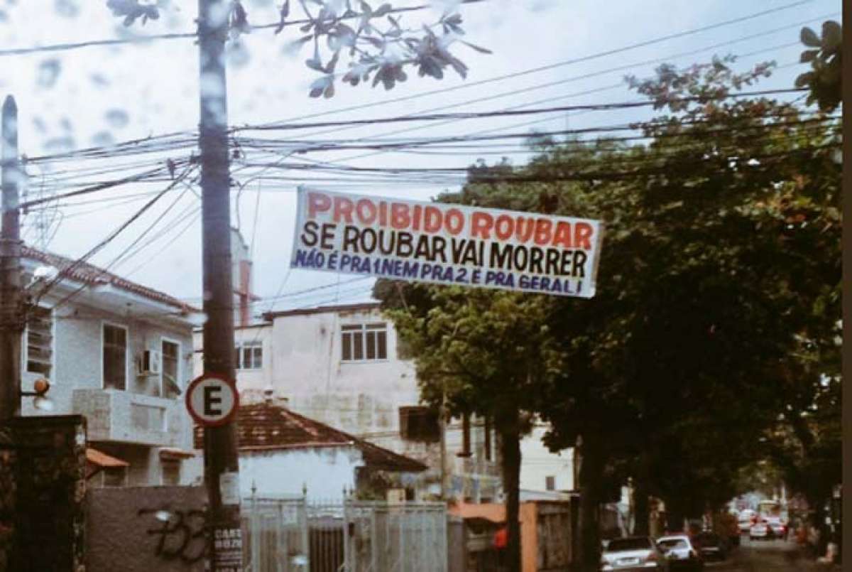 Faixa deixada por traficantes na Rua Marangá, na Praça Seca