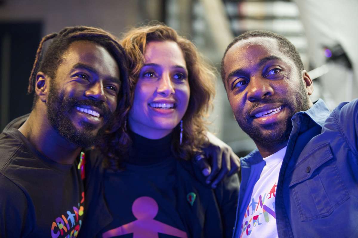 Jonathan Azevedo posa ao lado de Camila Pitanga e L&aacute;zaro Ramos - GloboNews