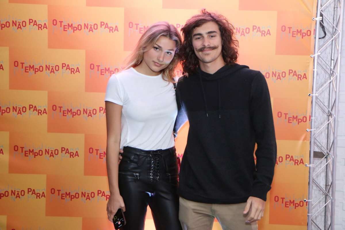 Nicolas Prattes e Juliana Paiva deixam a festa juntos