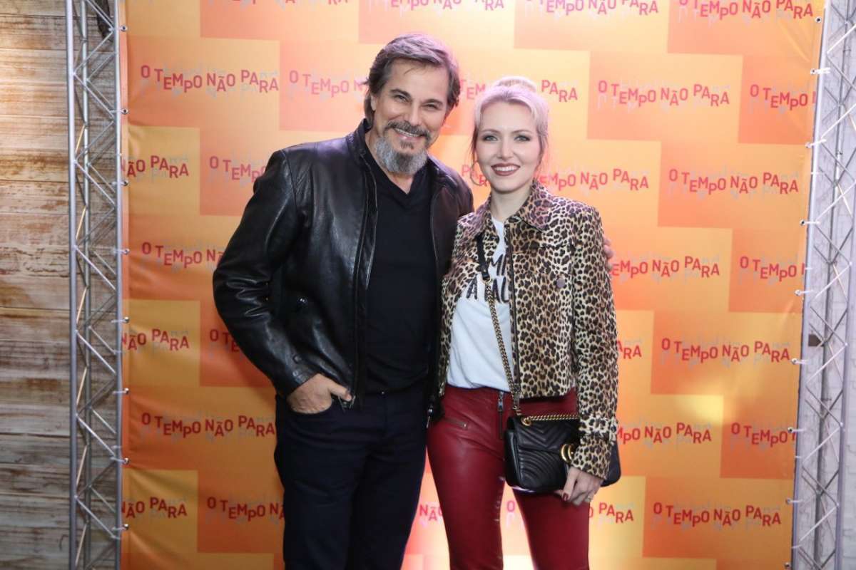 Nicolas Prattes e Juliana Paiva deixam a festa juntos