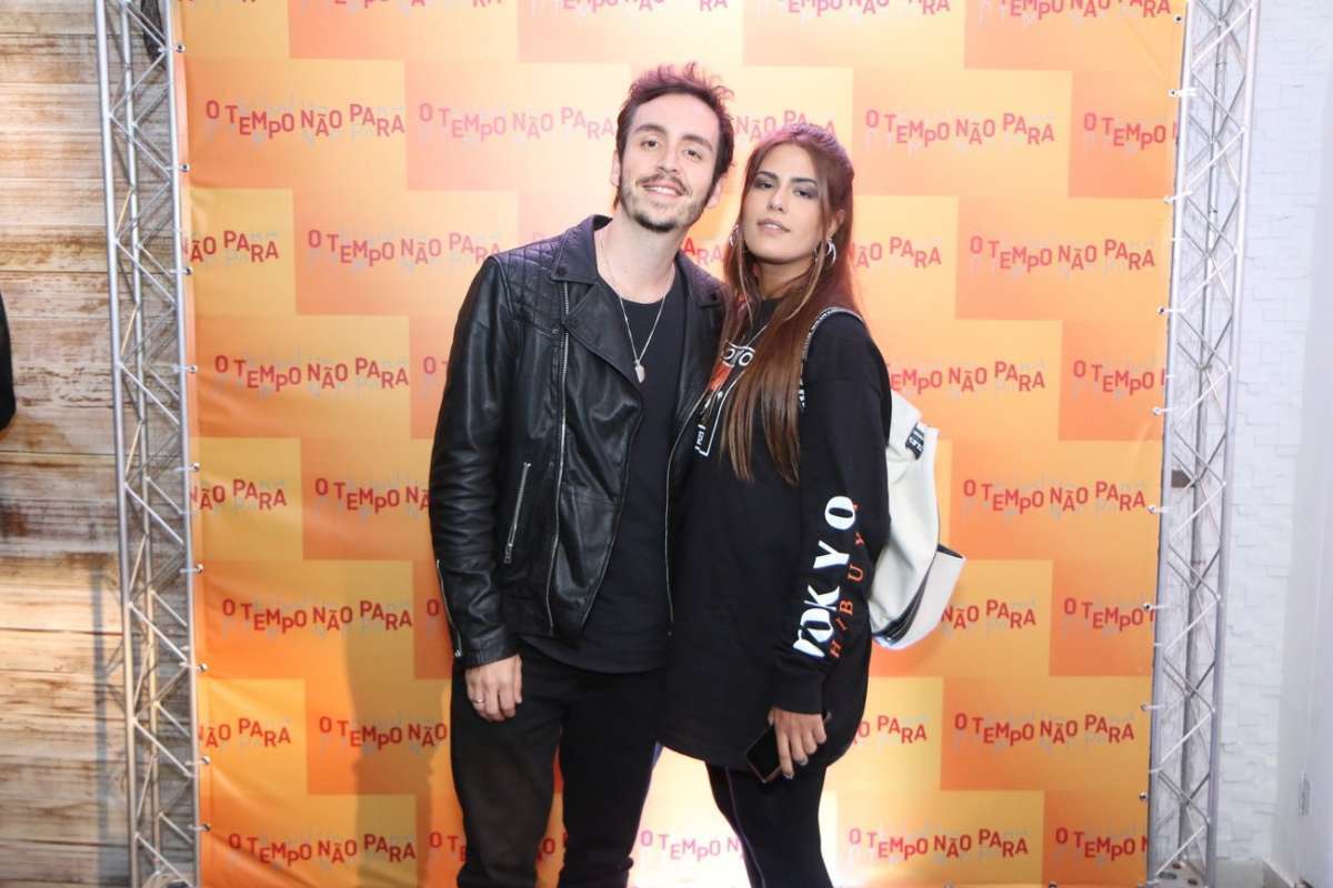 Nicolas Prattes e Juliana Paiva deixam a festa juntos