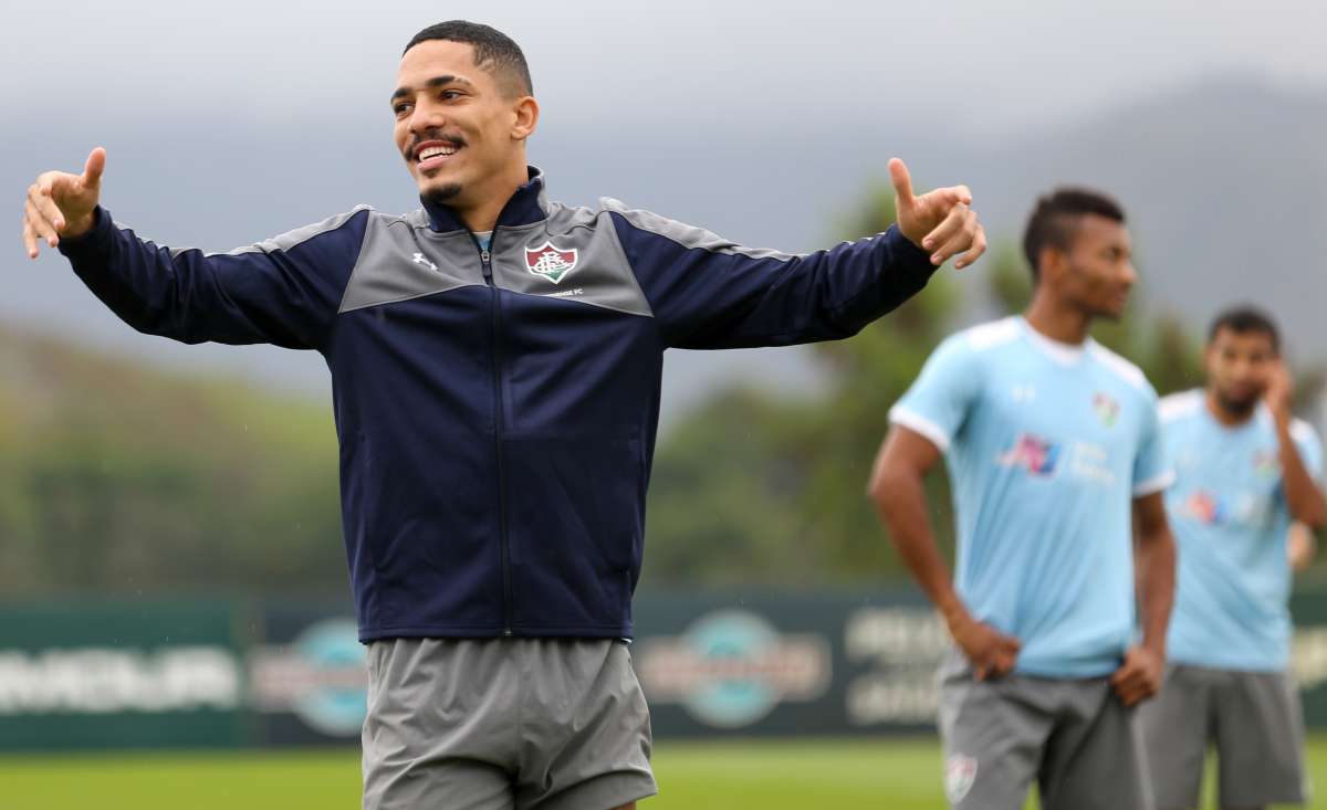 Lateral-direito Gilberto brinca com os companheiros durante o treino do Fluminense no CT da Barra da Tijuca - LUCAS MERÇON / FLUMINENSE F.C.