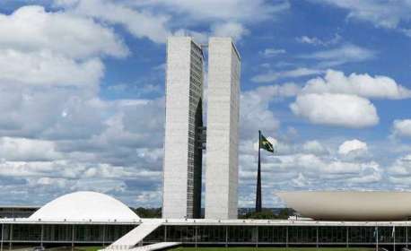 Pressionada, Câmara adia votação de PL que limita poder de governadores sobre PM