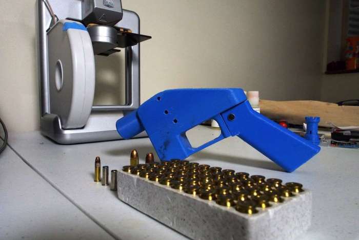 Uma pistola Liberator aparece ao lado da impressora 3D na qual seus componentes foram feitos em Hanover, Maryland