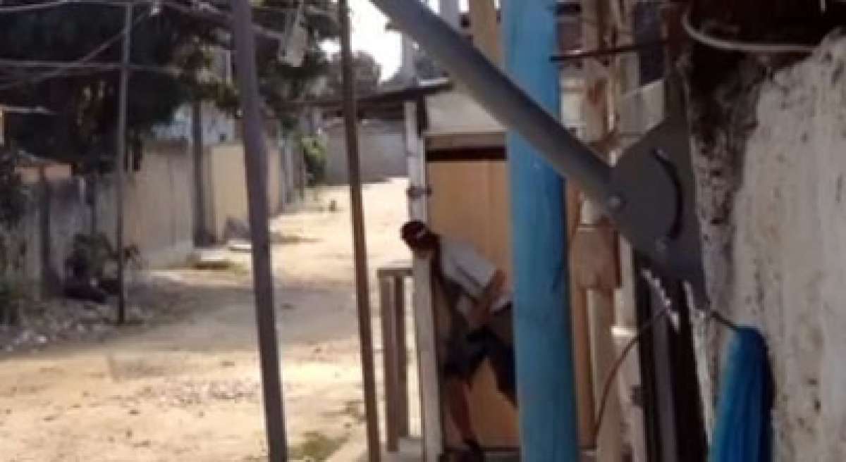 Flagra mostra suspeito armado durante o confronto