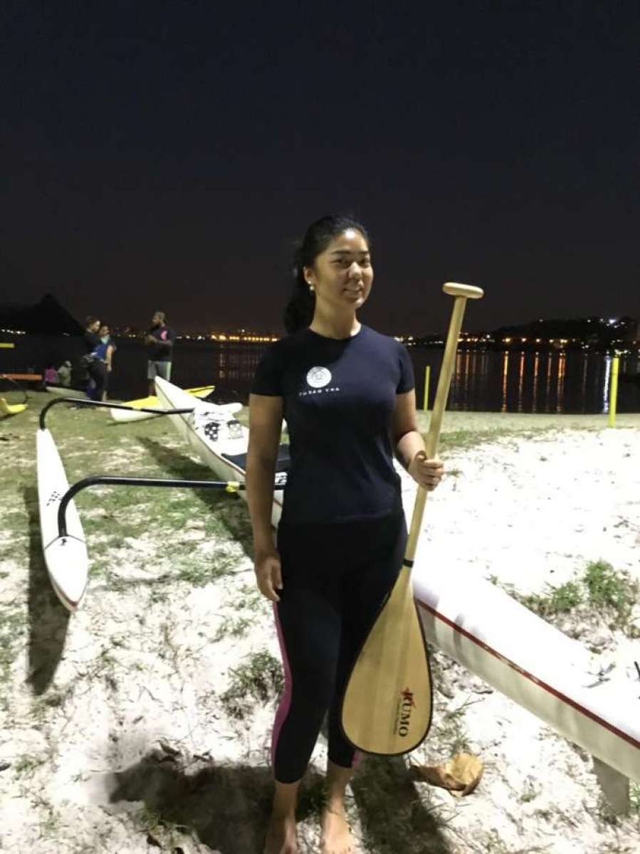 A engenheira B&aacute;rbara Togashi, que pratica canoa havaiana em Niter&oacute;i