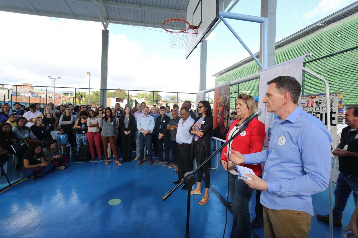 O prefeito Marcelo Crivella, a secretária municipal de Educação, Talma Suane, o pai da Vereadora Marielle Franco, Antonio Fancisco, e a esposa da Vereadora Marielle Franco, Monica Benício, na inauguração da Escola Municipal Vereadora Marielle Franco
