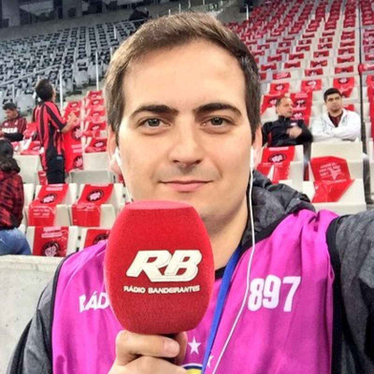 Comentarista do programa +90 perde aposta e raspa cabelo ao vivo