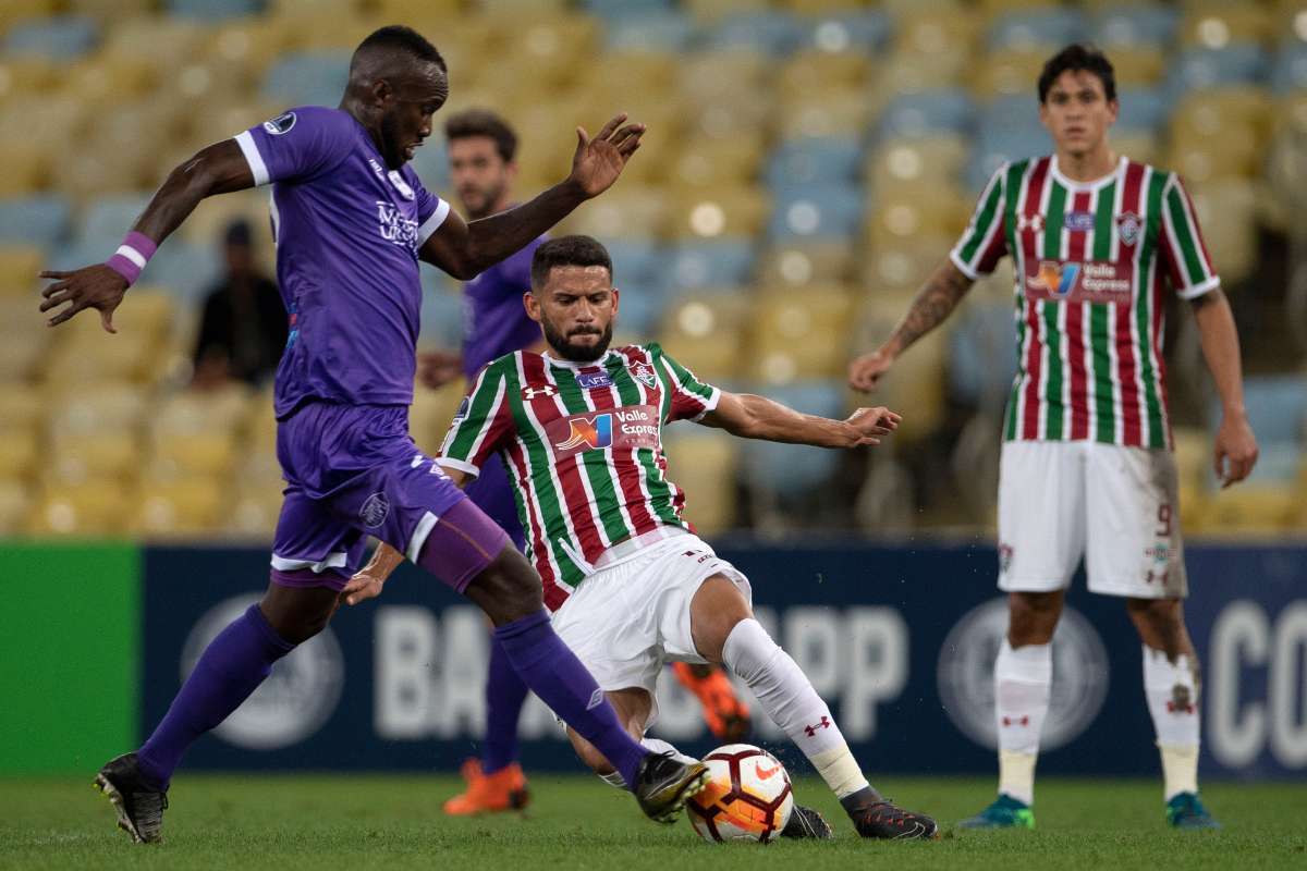 Brazil's Fluminense player Jadson (C) challenges Uruguay's Defensor Sporting player Cecilio Waterman during their Copa Sudamericana football match at Maracana Stadium in Rio de Janeiro, Brazil, on August 2, 2018.  / AFP PHOTO / Mauro PIMENTEL