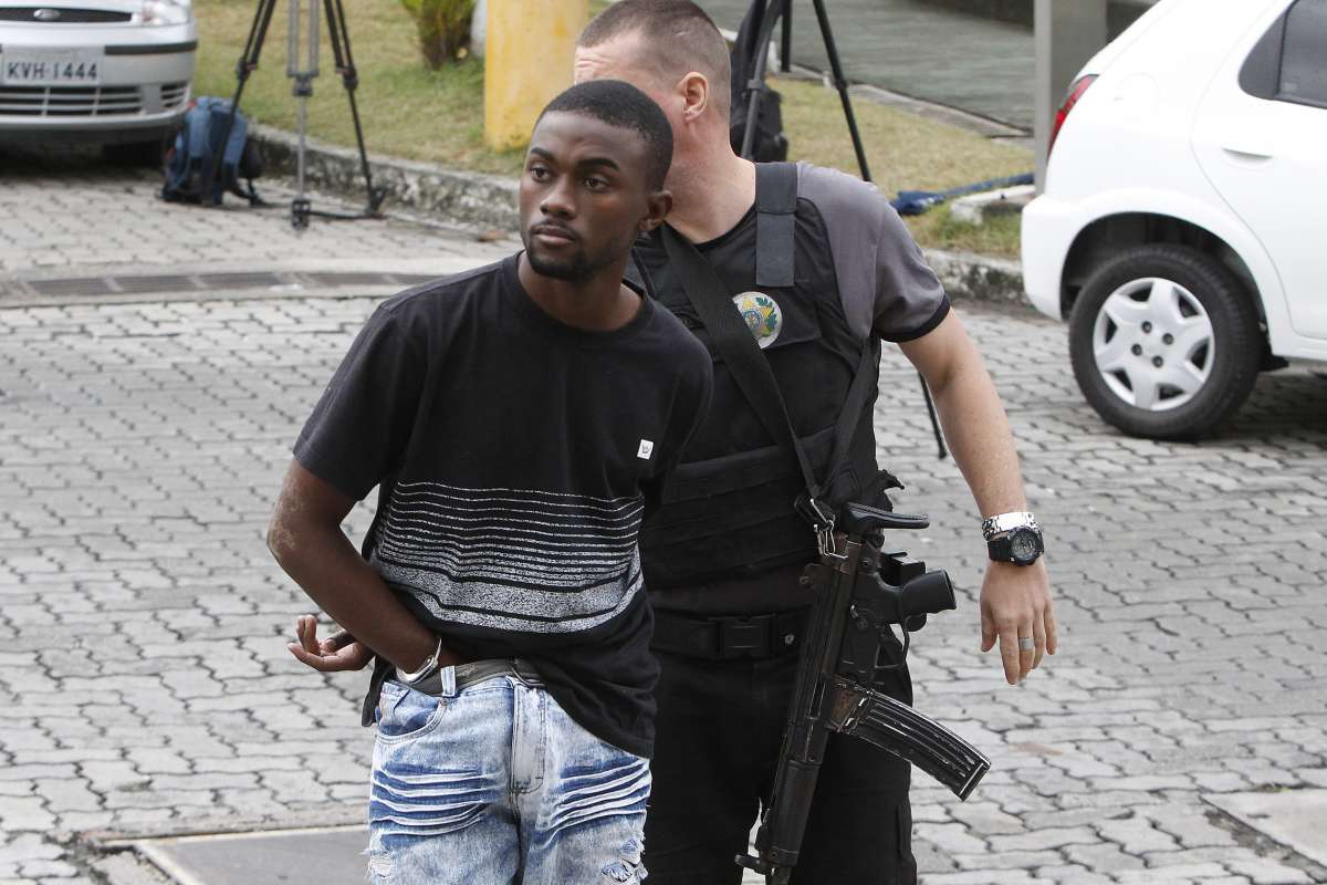 2018-08-02 - OPERAÇÃO FREEDOM / Polícia Civil faz megaoperação para cumprir 90 mandados de busca e apreensão e 42 de prisão de envolvidos com a milícia comandada por Ecko, este que teria criado uma espécie de "franquia" do crime em Itaguaí, município da Região Metropolitana do Rio de Janeiro. Na imagem, um dos presos na operação chega à Cidade da Policia. Foto de Alexandre Brum / Agência O Dia - POLICIA CIVIL CIDADE CRIME MILICIA OCORRÊNCIA PM MILITAR SECRETARIA SEGURANÇA GOVERNO ESTADO