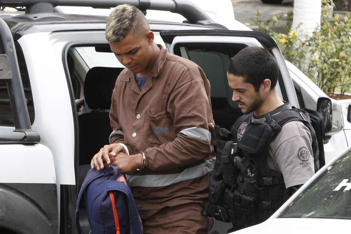 2018-08-02 - OPERAÇÃO FREEDOM / Polícia Civil faz megaoperação para cumprir 90 mandados de busca e apreensão e 42 de prisão de envolvidos com a milícia comandada por Ecko, este que teria criado uma espécie de "franquia" do crime em Itaguaí, município da Região Metropolitana do Rio de Janeiro. Na imagem, um dos presos na operação chega à Cidade da Policia. Foto de Alexandre Brum / Agência O Dia - POLICIA CIVIL CIDADE CRIME MILICIA OCORRÊNCIA PM MILITAR SECRETARIA SEGURANÇA GOVERNO ESTADO