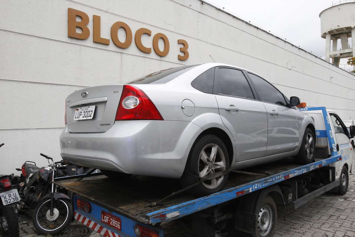 2018-08-02 - OPERAÇÃO FREEDOM / Polícia Civil faz megaoperação para cumprir 90 mandados de busca e apreensão e 42 de prisão de envolvidos com a milícia comandada por Ecko, este que teria criado uma espécie de "franquia" do crime em Itaguaí, município da Região Metropolitana do Rio de Janeiro. Na imagem, um dos veiculos apreendido na operação chega à Cidade da Policia. Foto de Alexandre Brum / Agência O Dia - POLICIA CIVIL CIDADE CRIME MILICIA OCORRÊNCIA PM MILITAR SECRETARIA SEGURANÇA GOVERNO ESTADO