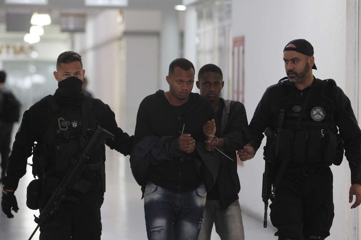 2018-08-02 - OPERAÇÃO FREEDOM / Polícia Civil faz megaoperação para cumprir 90 mandados de busca e apreensão e 42 de prisão de envolvidos com a milícia comandada por Ecko, este que teria criado uma espécie de "franquia" do crime em Itaguaí, município da Região Metropolitana do Rio de Janeiro. Na imagem, dois dos presos na operação chega à Cidade da Policia. Foto de Alexandre Brum / Agência O Dia - POLICIA CIVIL CIDADE CRIME MILICIA OCORRÊNCIA PM MILITAR SECRETARIA SEGURANÇA GOVERNO ESTADO