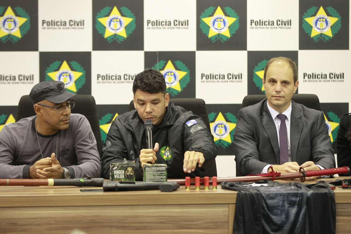 Ação da Polícia Civil contra quadrilhas de milicianos. Na foto, Durante a coletiva na Cide da Polícia,foram apresentados objetos que foram apreendidos na casa de suspeitos Estefan Radovicz / Agência O Dia CIDADE,POLÍCIA,QUADRILHA,MILÍCIA
Byline