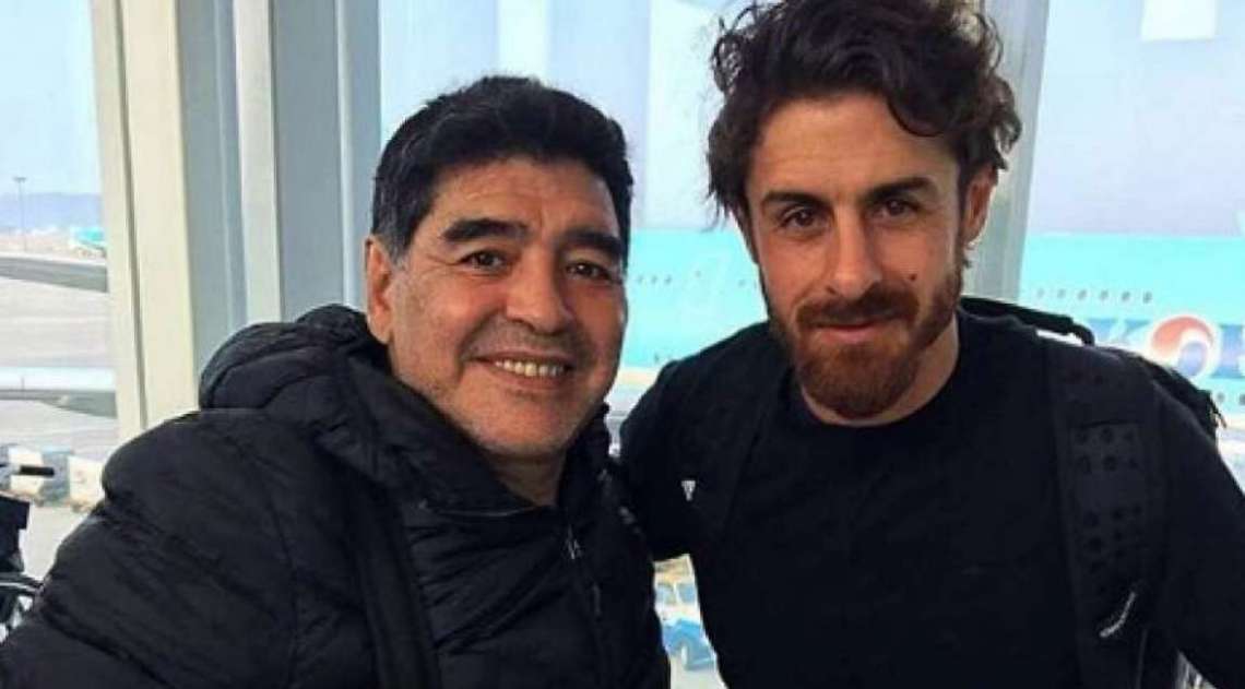 Pablo Aimar ao lado de Maradona - Reprodução Twitter 
