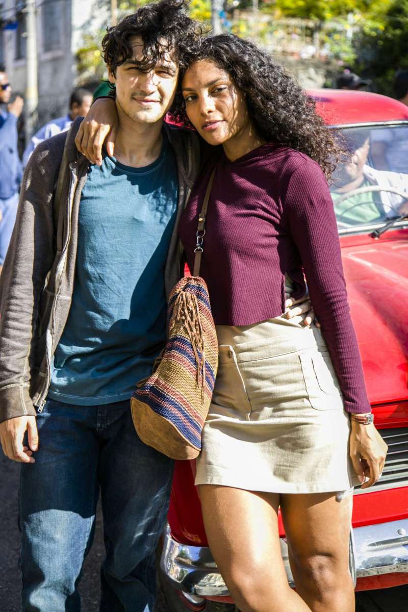 Gustavo (Gabriel Leone) e Cátia (Bárbara Reis)