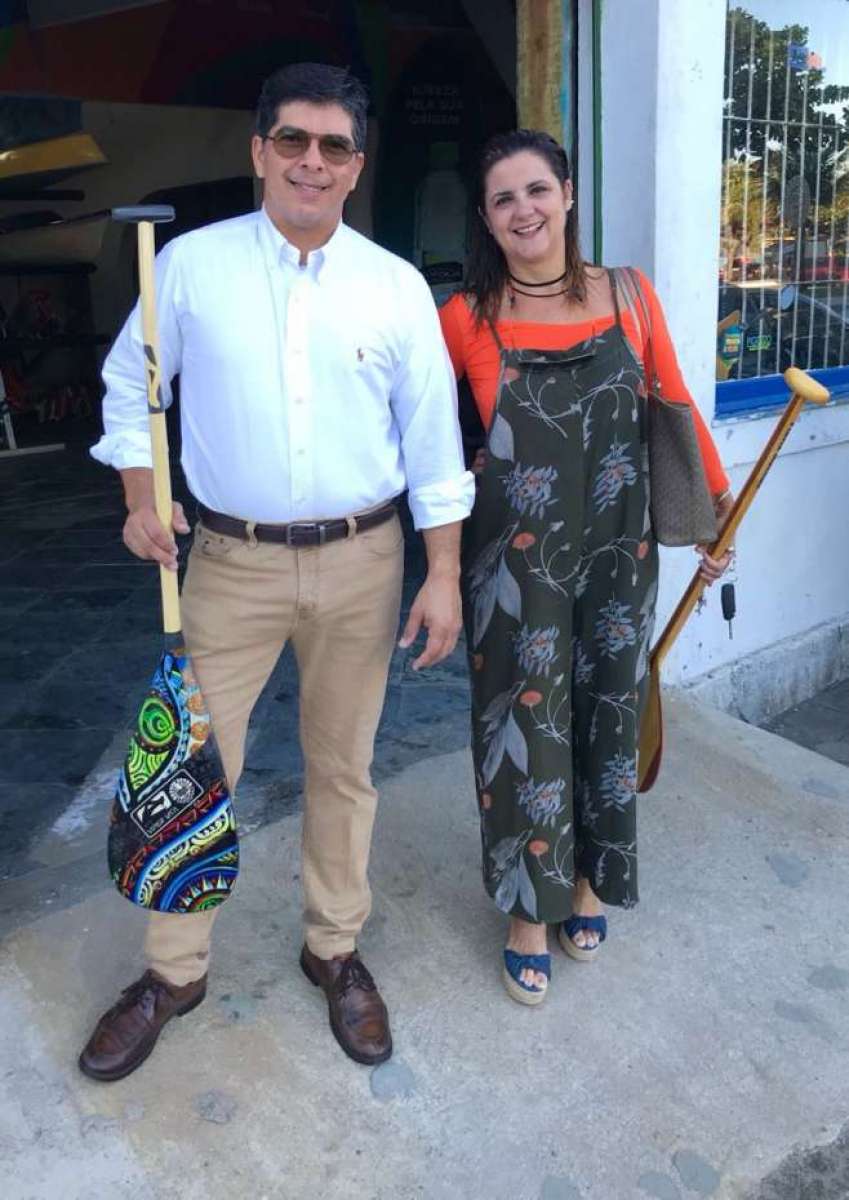 O gerente de contas Ant&ocirc;nio Abreu e a diretora de escola Fl&aacute;via Mathias, praticantes da canoa havaiana