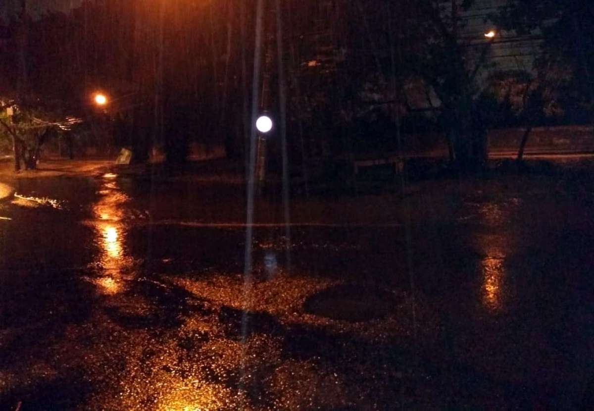 Acúmulo de água na Estrada da Barra da Tijuca, sentido Alto da Boa Vista, na Barrinha