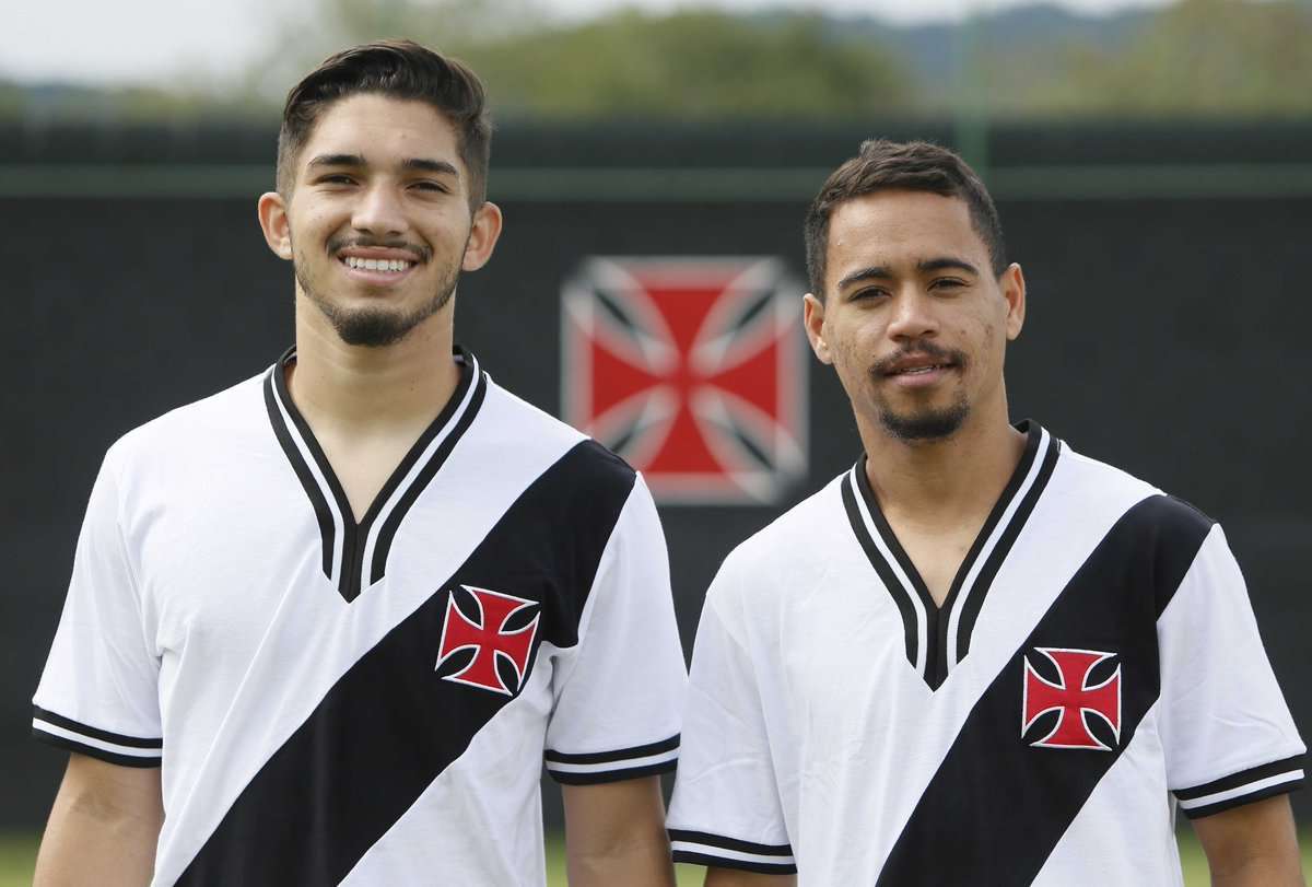 Andrey e Yago Pikachu posam com camisa em homenagem ao título brasileiro de 74 - Reprodução Twitter/CR Vasco da Gama
