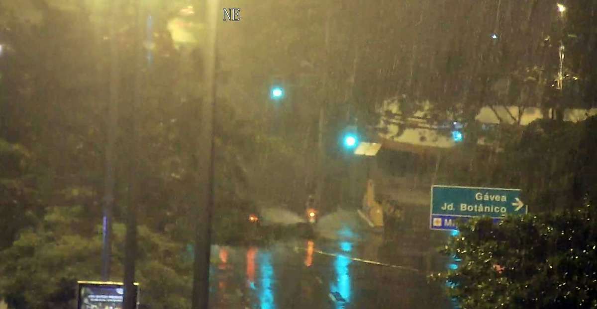 Houve ac&uacute;mulo de &aacute;gua na Rua M&aacute;rio Ribeiro, sentido Lagoa, altura da Rua Ministro Raul Machado