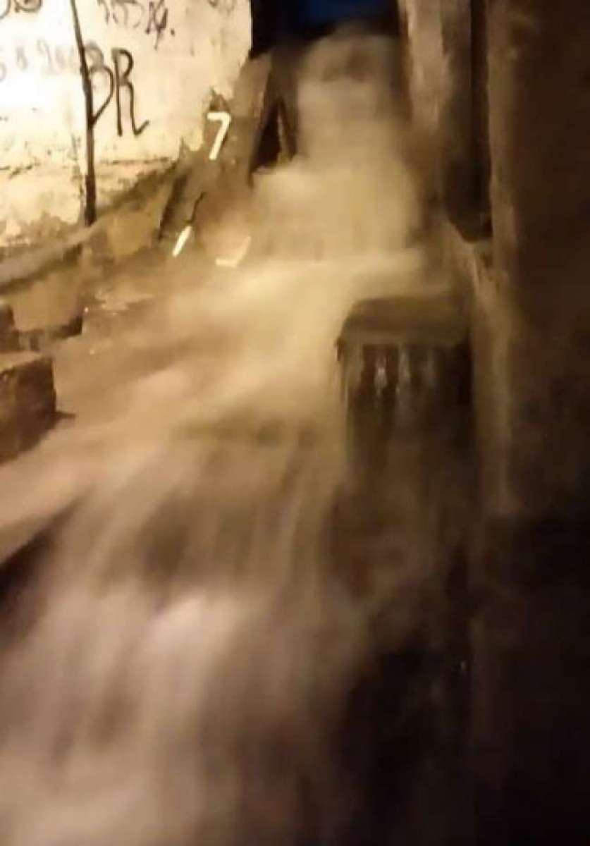 Uma verdadeira cachoeira foi vista na Rocinha - Reprodução / Internet