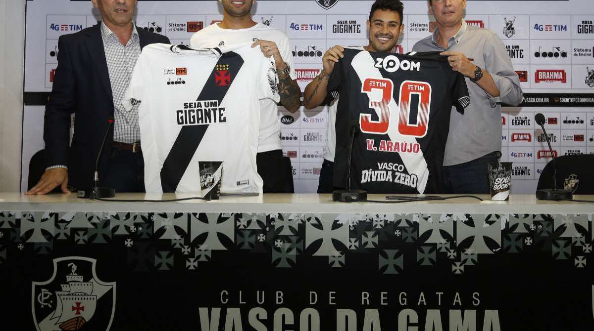 O Club de Regatas Vasco da Gama apresentou nesta sexta-feira (3/8), o zagueiro Leandro Castan e o atacante Vinícius Araújo em São Januário. Os dois reforços foram recebidos pelo Presidente Alexandre Campello e pelo Diretor Executivo Alexandre Faria..Foto: Rafael Ribeiro/Vasco.com.br