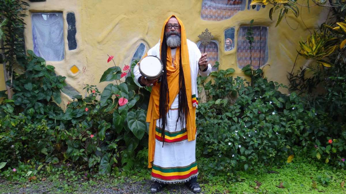 Jorge Makandal, com cabelo de 1,5 metro, em frente à sua pousada em Sana: transformações - Reprodução Facebook
