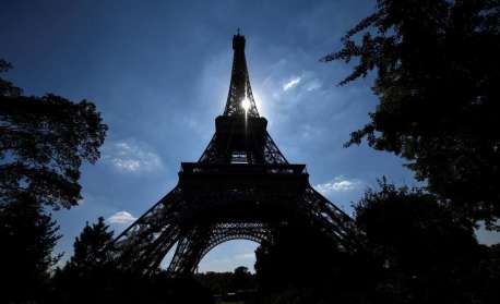 Torre Eiffel reabre após mais de oito meses fechada devido à covid-19